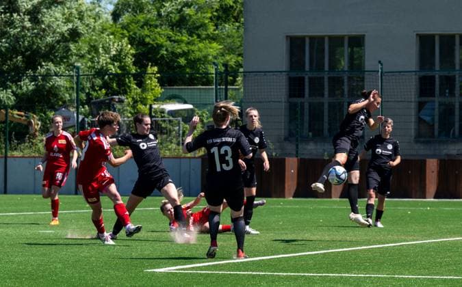 Fussball, Frauen, Saison 2023 2024, Aufstiegsspiel zur Regionalliga Nordost (Hinspiel), 1. FC Union Berlin II - FSV Babelsberg 74 im Trainingszentrum Oberspree, Sandra Weihmann (2. v. l., Union) erzielt das Tor zum 1:0, 09.06. 2024, Copyright: xMatthiasxKochx