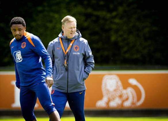 ZEIST - Steven Bergwijn and national coach Ronald Koeman during a training session of the Dutch national team, Nationalteam at the KNVB Campus on June 9, 2024 in Zeist, the Netherlands. The Dutch national team is preparing for the European Football Championship in Germany. ANP KOEN VAN WEEL UEFA EURO, EM, Europameisterschaft,Fussball 2024 Germany 2024 xVIxANPxSportx xxANPxIVx 500679537 originalFilename: 500679537.jpg