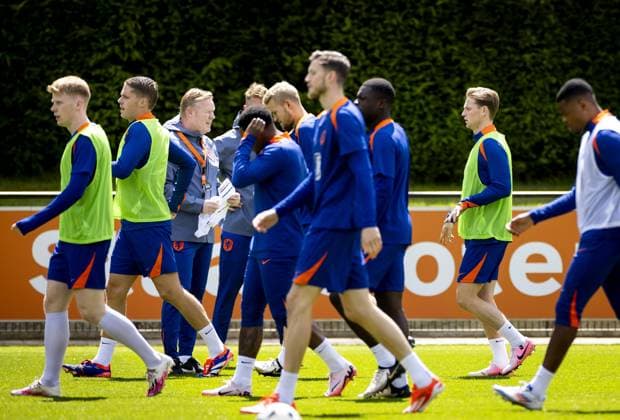 ZEIST - Jerdy Schouten, Joey Veerman, national coach Ronald Koeman and Frenkie de Jong during a training session of the Dutch national team, Nationalteam at the KNVB Campus on June 9, 2024 in Zeist, the Netherlands. The Dutch national team is preparing for the European Football Championship in Germany. ANP KOEN VAN WEEL UEFA EURO, EM, Europameisterschaft,Fussball 2024 Germany 2024 xVIxANPxSportx xxANPxIVx 500679542 originalFilename: 500679542.jpg
