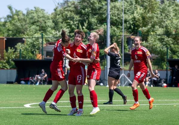 Fussball, Frauen, Saison 2023 2024, Aufstiegsspiel zur Regionalliga Nordost (Hinspiel), 1. FC Union Berlin II - FSV Babelsberg 74 im Trainingszentrum Oberspree, v. l. Louisa Kähler, Sandra Weihmann, Megan Reichenbach, Lena Worsch (alle Union), Jubel nach Tor zum 1:0, 09.06. 2024, Copyright: xMatthiasxKochx