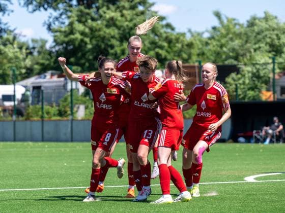 Fussball, Frauen, Saison 2023 2024, Aufstiegsspiel zur Regionalliga Nordost (Hinspiel), 1. FC Union Berlin II - FSV Babelsberg 74 im Trainingszentrum Oberspree, v. l. Louisa Kähler, Lena Worsch, Sandra Weihmann, Megan Reichenbach, Lucia Schwoche (alle Union), Jubel nach Tor zum 1:0, 09.06. 2024, Copyright: xMatthiasxKochx