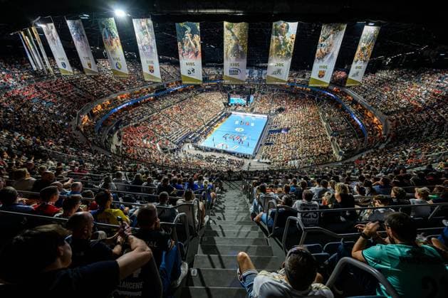 Koeln, Deutschland: Handball EHF CL Final 4 - Halbfinale - Barca - THW Kiel Übersicht, Innenansicht, Arena, Zuschauer, Fankurve Fans Fanblock, Arena, Sportstaette, Feature Koeln Lanxess Arena Nordrhein-Westfalen Deutschland *** Cologne, Germany Handball EHF CL Final 4 Semi-Final Barca THW Kiel Overview, Interior, Arena, Spectators, Fan Curve Fans Fan Block, Arena, Sports venue, Feature Cologne Lanxess Arena North Rhine-Westphalia Germany