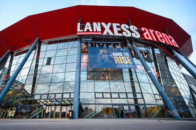 Koeln, Deutschland: Handball EHF CL Final 4 - Halbfinale - Barca - THW Kiel Arena, Zuschauer, Fankurve Fans Fanblock, Arena, Sportstaette, Feature, Dare to Rise, Lanxess Arena Koeln Lanxess Arena Nordrhein-Westfalen Deutschland *** Cologne, Germany Handball EHF CL Final 4 Semi-Final Barca THW Kiel Arena, Spectators, Fankurve Fans Fanblock, Arena, Sportstaette, Feature, Dare to Rise, Lanxess Arena Koeln Lanxess Arena Nordrhein Westfalen Germany
