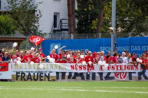 Aufstiegsspiel 2. Frauen-Bundesliga; 1. FSV Mainz 05 - VfL Bochum 1848; Mainz, 09.06.2024 Die Fans aus Mainz fordern auf einem Transparent, dass die Meistermannschaft aufsteigen muss; Aufstiegsspiel 2. Frauen-Bundesliga; Hinspiel; 1. FSV Mainz 05 - VfL Bochum 1848; Mainz, 09.06.2024