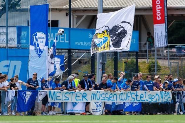 Aufstiegsspiel 2. Frauen-Bundesliga; 1. FSV Mainz 05 - VfL Bochum 1848; Mainz, 09.06.2024 Die Fans aus Bochum fordern auf einem Transparent, dass die Meistermannschaft aufsteigen muss; Aufstiegsspiel 2. Frauen-Bundesliga; Hinspiel; 1. FSV Mainz 05 - VfL Bochum 1848; Mainz, 09.06.2024 *** Promotion match 2 Womens Bundesliga 1 FSV Mainz 05 VfL Bochum 1848 Mainz, 09 06 2024 The fans from Bochum demand on a banner that the champion team must be promoted Promotion match 2 Womens Bundesliga first leg 1 FSV Mainz 05 VfL Bochum 1848 Mainz, 09 06 2024 Copyright: xBEAUTIFULxSPORTS Hahnex