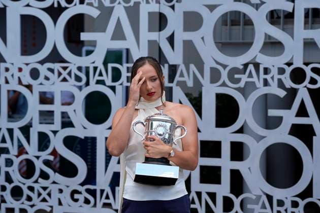 Iga Swiatek presente son trophee TENNIS : Roland Garros 2024 - 09 06 2024 GlennGervot Panoramic 