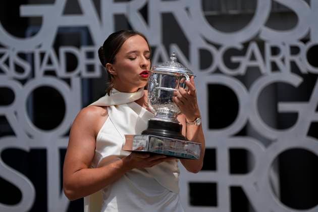Iga Swiatek presente son trophee TENNIS : Roland Garros 2024 - 09 06 2024 GlennGervot Panoramic 