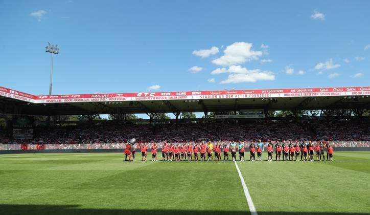 Mannschaften im gut gefüllten Stadion an der Alten Försterei AF Sportstätte Übersicht Fußball Fussball Regionalliga Damen Relegation zur 2.Bundesliga DFL Saison 2023 2024 09.06.2024 1.FC Union Berlin FCU vs. SV Henstedt-Ulzburg DFL regulations prohibit any use of photographs as image sequences and or quasi-video.