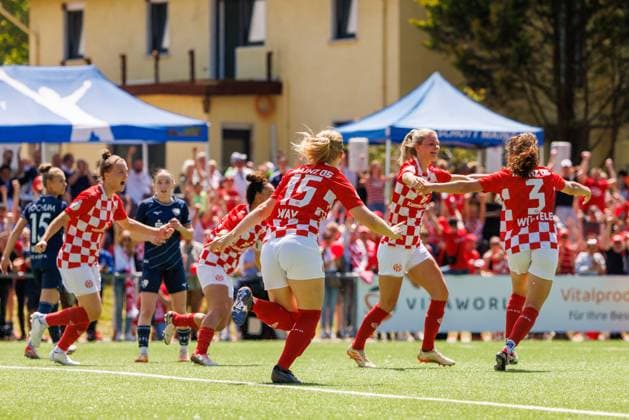 Aufstiegsspiel 2. Frauen-Bundesliga; 1. FSV Mainz 05 - VfL Bochum 1848; Mainz, 09.06.2024 Ebru Uzungüney (1. FSV Mainz 05 28) bringt die Gastgeber mit einem Kopfballtor nach Ecke von Laura Schmahl (1. FSV Mainz 05 20) mit 1:0 in Führung; Jubel; Torjubel; Freude; Aufstiegsspiel 2. Frauen-Bundesliga; Hinspiel; 1. FSV Mainz 05 - VfL Bochum 1848; Mainz, 09.06.2024