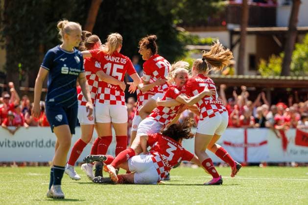Aufstiegsspiel 2. Frauen-Bundesliga; 1. FSV Mainz 05 - VfL Bochum 1848; Mainz, 09.06.2024 Ebru Uzungüney (1. FSV Mainz 05 28) bringt die Gastgeber mit einem Kopfballtor nach Ecke von Laura Schmahl (1. FSV Mainz 05 20) mit 1:0 in Führung; Jubel; Torjubel; Freude; Aufstiegsspiel 2. Frauen-Bundesliga; Hinspiel; 1. FSV Mainz 05 - VfL Bochum 1848; Mainz, 09.06.2024