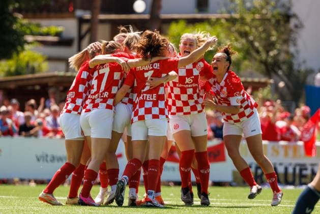 Aufstiegsspiel 2. Frauen-Bundesliga; 1. FSV Mainz 05 - VfL Bochum 1848; Mainz, 09.06.2024 Ebru Uzungüney (1. FSV Mainz 05 28) bringt die Gastgeber mit einem Kopfballtor nach Ecke von Laura Schmahl (1. FSV Mainz 05 20) mit 1:0 in Führung; Jubel; Torjubel; Freude; Aufstiegsspiel 2. Frauen-Bundesliga; Hinspiel; 1. FSV Mainz 05 - VfL Bochum 1848; Mainz, 09.06.2024