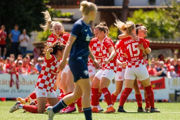 Aufstiegsspiel 2. Frauen-Bundesliga; 1. FSV Mainz 05 - VfL Bochum 1848; Mainz, 09.06.2024 Ebru Uzungüney (1. FSV Mainz 05 28) bringt die Gastgeber mit einem Kopfballtor nach Ecke von Laura Schmahl (1. FSV Mainz 05 20) mit 1:0 in Führung; Jubel; Torjubel; Freude; Aufstiegsspiel 2. Frauen-Bundesliga; Hinspiel; 1. FSV Mainz 05 - VfL Bochum 1848; Mainz, 09.06.2024