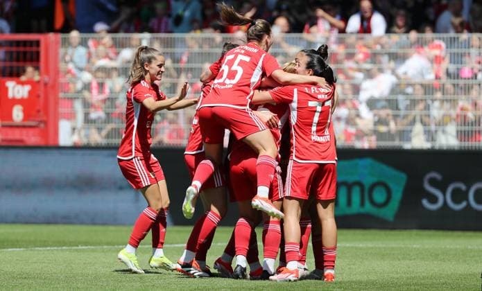 Pia Metzner jubelt nach 1:0 mit Teamkolleginnen Freude Emotion Jubel Fußball Fussball Regionalliga Damen Relegation zur 2.Bundesliga DFL Saison 2023 2024 09.06.2024 1.FC Union Berlin FCU vs. SV Henstedt-Ulzburg DFL regulations prohibit any use of photographs as image sequences and or quasi-video.