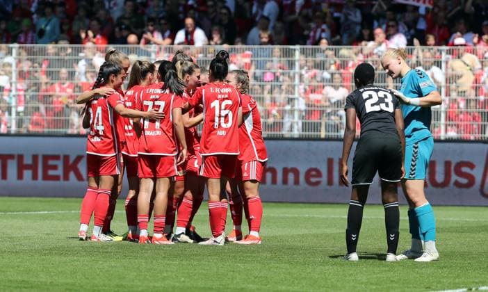 Pia Metzner jubelt nach 1:0 mit Teamkolleginnen Freude Emotion Jubel Fußball Fussball Regionalliga Damen Relegation zur 2.Bundesliga DFL Saison 2023 2024 09.06.2024 1.FC Union Berlin FCU vs. SV Henstedt-Ulzburg DFL regulations prohibit any use of photographs as image sequences and or quasi-video.