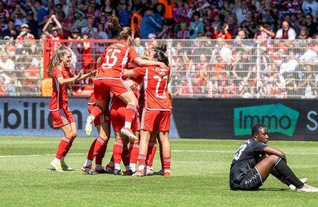 Fussball, Frauen, Saison 2023 2024, Aufstiegsspiel zur 2. Bundesliga (Hinspiel), 1. FC Union Berlin - SV Henstedt-Ulzburg, Union-Jubel nach Tor zum 1:0, rechts Esther Etchian Kossy (SV Henstedt-Ulzburg), 09.06. 2024,