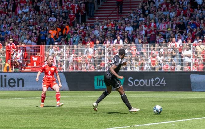 Fussball, Frauen, Saison 2023 2024, Aufstiegsspiel zur 2. Bundesliga (Hinspiel), 1. FC Union Berlin - SV Henstedt-Ulzburg, v. l. Pia Metzker (1. Frauen 1. FC Union) erzielt das Tor zum 1:0 gegen Esther Etchian Kossy (SV Henstedt-Ulzburg), 09.06. 2024,