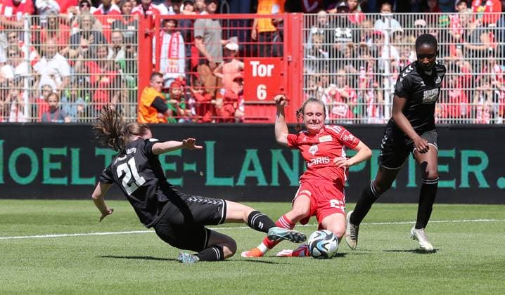 Liv Rike Fuß Foulspiel an Pia Metzner zum Elfmeter Strafstoß Fußball Fussball Regionalliga Damen Relegation zur 2.Bundesliga DFL Saison 2023 2024 09.06.2024 1.FC Union Berlin FCU vs. SV Henstedt-Ulzburg DFL regulations prohibit any use of photographs as image sequences and or quasi-video.