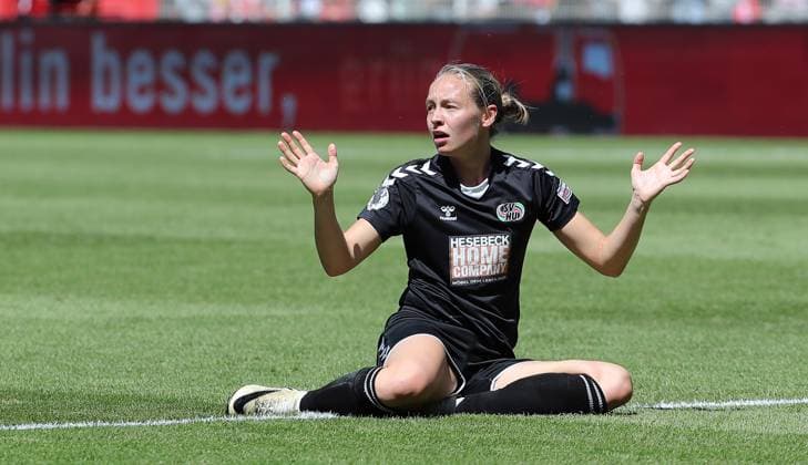 Liv Rike Fuß nach Foulspiel gegen Pia Metzner Fußball Fussball Regionalliga Damen Relegation zur 2.Bundesliga DFL Saison 2023 2024 09.06.2024 1.FC Union Berlin FCU vs. SV Henstedt-Ulzburg DFL regulations prohibit any use of photographs as image sequences and or quasi-video.
