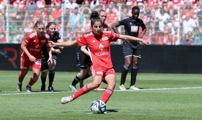 Sarah Abu Sabbah schießt Elfmeter Strafstoß gegen Torwart Anneke Klaas zum 2:0 Fußball Fussball Regionalliga Damen Relegation zur 2.Bundesliga DFL Saison 2023 2024 09.06.2024 1.FC Union Berlin FCU vs. SV Henstedt-Ulzburg DFL regulations prohibit any use of photographs as image sequences and or quasi-video.