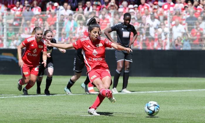 Sarah Abu Sabbah schießt Elfmeter Strafstoß gegen Torwart Anneke Klaas zum 2:0 Fußball Fussball Regionalliga Damen Relegation zur 2.Bundesliga DFL Saison 2023 2024 09.06.2024 1.FC Union Berlin FCU vs. SV Henstedt-Ulzburg DFL regulations prohibit any use of photographs as image sequences and or quasi-video.