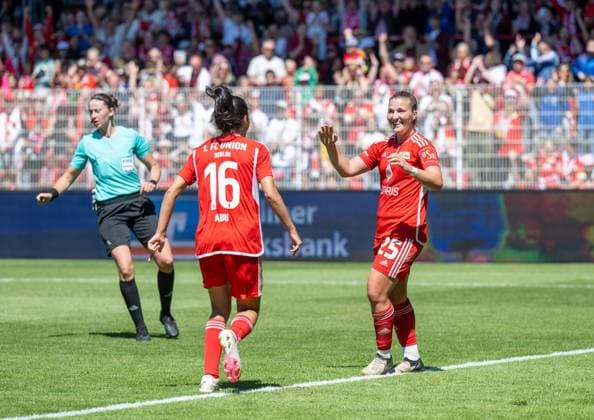 Fussball, Frauen, Saison 2023 2024, Aufstiegsspiel zur 2. Bundesliga (Hinspiel), 1. FC Union Berlin - SV Henstedt-Ulzburg, v. l. Sarah Abu Sabbah (1. Frauen 1. FC Union), Dina Orschmann (1. Frauen 1. FC Union), Jubel nach Tor zum 4:0, 09.06. 2024,