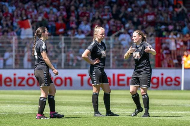 Fussball, Frauen, Saison 2023 2024, Aufstiegsspiel zur 2. Bundesliga (Hinspiel), 1. FC Union Berlin - SV Henstedt-Ulzburg, Enttäuschung bei Henstedt-Ulzburg nach dem Gegentor zum 0:4, 09.06. 2024,