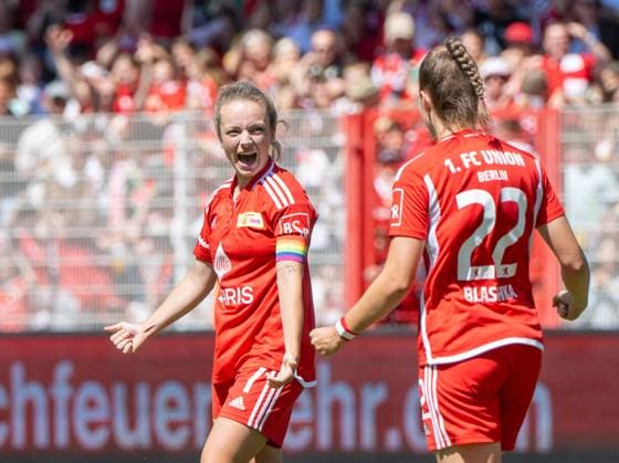 Sport Bilder des Tages Fussball, Frauen, Saison 2023 2024, Aufstiegsspiel zur 2. Bundesliga (Hinspiel), 1. FC Union Berlin - SV Henstedt-Ulzburg, v. l. Lisa Heiseler (1. Frauen 1. FC Union), Anouk Blaschka (1. Frauen 1. FC Union), Jubel nach Tor zum 3:0, 09.06. 2024,
