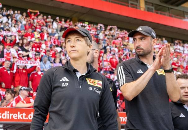 Fussball, Frauen, Saison 2023 2024, Aufstiegsspiel zur 2. Bundesliga (Hinspiel), 1. FC Union Berlin - SV Henstedt-Ulzburg, v. l. Trainerin Ailien Poese (1. Frauen 1. FC Union), Co-Trainer Sven Gruel (1. Frauen 1. FC Union), 09.06. 2024,