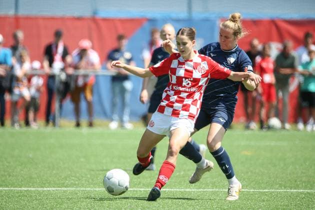 09.06.2024, xusrbx, Fussball 2.Bundesliga Relegation, FSV Mainz 05 Damen - VfL Bochum Damen emspor, v.l.:Michelle Reifenberg (1.FSV Mainz, 17), Amelie Foelsing (VfL Bochum, 20), (DFL DFB REGULATIONS PROHIBIT ANY USE OF PHOTOGRAPHS as IMAGE SEQUENCES and or QUASI-VIDEO) Mainz