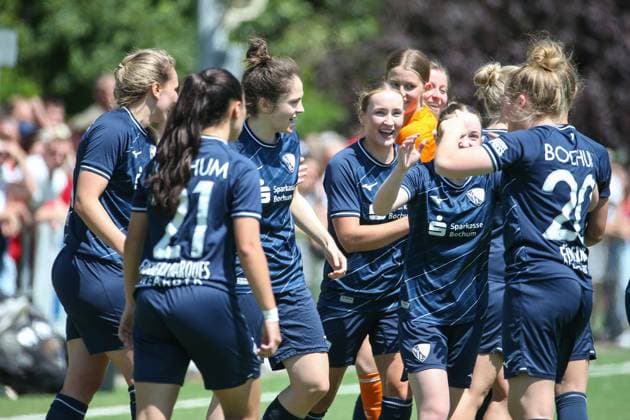 Sport Bilder des Tages 09.06.2024, xusrbx, Fussball 2.Bundesliga Relegation, FSV Mainz 05 Damen - VfL Bochum Damen emspor, v.l.:die Spieler von VfL Bochum, Torjubel, (DFL DFB REGULATIONS PROHIBIT ANY USE OF PHOTOGRAPHS as IMAGE SEQUENCES and or QUASI-VIDEO) Mainz