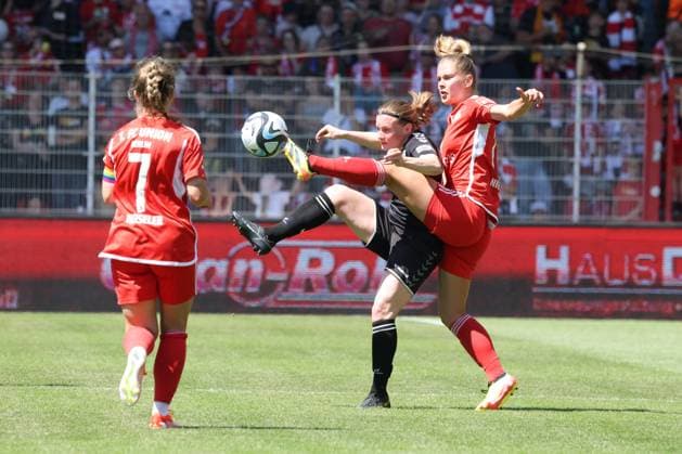 DEU, Region, Frauen, 1.FC Union vs. Henstedt-Ulzburg, 09.06.2024, Stadion Alte Foersterei, Berlin, DEU, Region, Frauen, 1.FC Union vs. Henstedt-Ulzburg, im Bild: Charleen Niesler (1.FC Union Berlin 18), Lisa Heiseler (1.FC Union Berlin 7), Vera Homp (Henstedt-Ulzburg 20) DFL - regulations prohibit any use of Photographs as image sequences and or quasi-video Foto: Juergen Engler nordphoto GmbH