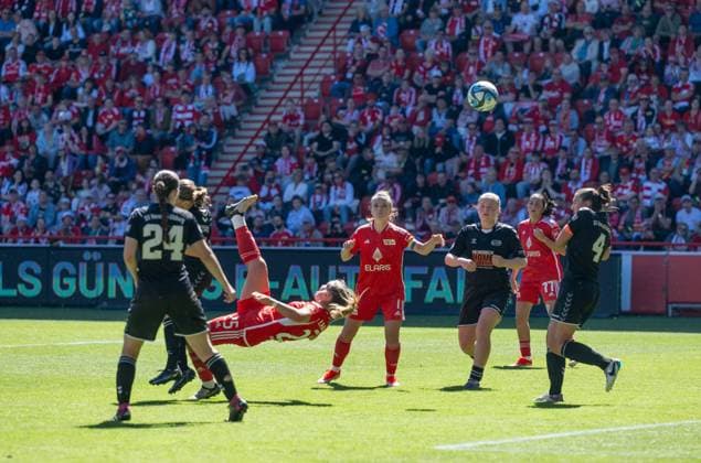 Fussball, Frauen, Saison 2023 2024, Aufstiegsspiel zur 2. Bundesliga (Hinspiel), 1. FC Union Berlin - SV Henstedt-Ulzburg, Dina Orschmann (1. Frauen 1. FC Union) erzielt per Fallrückzieher das Tor zum 7:0, 09.06. 2024,