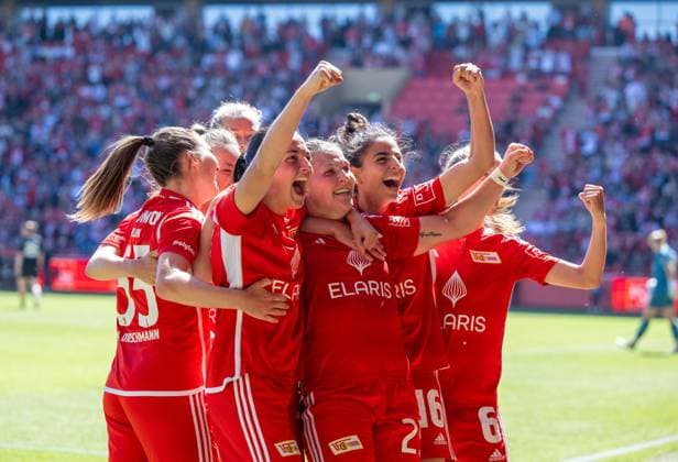 Fussball, Frauen, Saison 2023 2024, Aufstiegsspiel zur 2. Bundesliga (Hinspiel), 1. FC Union Berlin - SV Henstedt-Ulzburg, vorn v. l. Katja Orschmann (1. Frauen 1. FC Union), Athanasia Moraitou (1. Frauen 1. FC Union), Dina Orschmann (1. Frauen 1. FC Union), Sarah Abu Sabbah (1. Frauen 1. FC Union), Jubel nach Tor zum 7:0, 09.06. 2024,