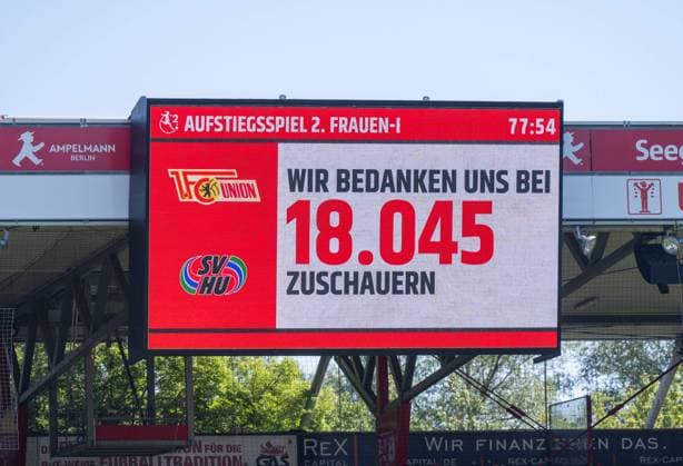 Fussball, Frauen, Saison 2023 2024, Aufstiegsspiel zur 2. Bundesliga (Hinspiel), 1. FC Union Berlin - SV Henstedt-Ulzburg, Anzeigetafel mit Zuschauerzahl 18045, 09.06. 2024,