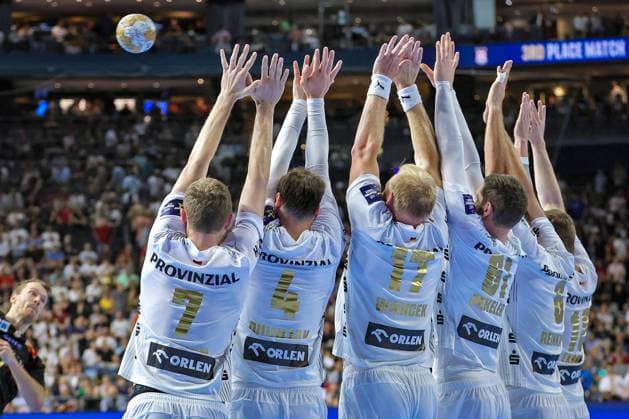 Bilder des Jahres 2024, Sport 06 Juni Sport Themen der Woche KW23 Sport Bilder des Tages 09.06.2024, Köln, Handball, TruckScout24 EHF FINAL4, Machineseeker Champions League Men, Lanxess-Arena, Spiel um Platz 3, SC Magdeburg - THW Kiel: Die Kieler Mauer verteidigt das Tor gegen Magdeburg. Die Mannschaft steht eng zusammen beim Freiwurf zum Ende der ersten Halbzeit Nordrhein-Westfalen Deutschland *** 09 06 2024, Cologne, Handball, TruckScout24 EHF FINAL4, Machineseeker Champions League Men, Lanxess Arena, Match for 3rd place, SC Magdeburg THW Kiel The Kiel wall defends the goal against Magdeburg The team stands close together at the free throw at the end of the first half North Rhine-Westphalia Germany