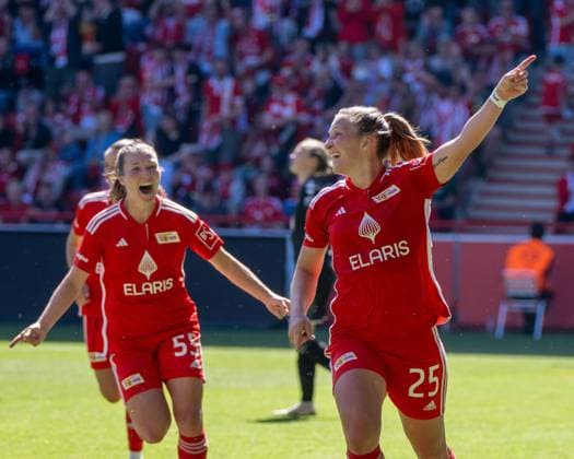 Fussball, Frauen, Saison 2023 2024, Aufstiegsspiel zur 2. Bundesliga (Hinspiel), 1. FC Union Berlin - SV Henstedt-Ulzburg, v. l. Katja Orschmann (1. Frauen 1. FC Union), Dina Orschmann (1. Frauen 1. FC Union), Jubel nach Tor zum 7:0, 09.06. 2024,