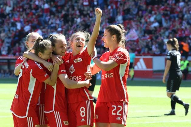 DEU, Region, Frauen, 1.FC Union vs. Henstedt-Ulzburg, 09.06.2024, Stadion Alte Foersterei, Berlin, DEU, Region, Frauen, 1.FC Union vs. Henstedt-Ulzburg, im Bild: 8:0 durch Lisa Goersdorf (1.FC Union Berlin 8), Unioner-Spieler DFL - regulations prohibit any use of Photographs as image sequences and or quasi-video Foto: Juergen Engler nordphoto GmbH