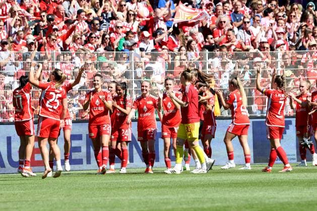 DEU, Region, Frauen, 1.FC Union vs. Henstedt-Ulzburg, 09.06.2024, Stadion Alte Foersterei, Berlin, DEU, Region, Frauen, 1.FC Union vs. Henstedt-Ulzburg, im Bild: Unioner-Spielerkreis, Zuschauer, Besucher, Fans DFL - regulations prohibit any use of Photographs as image sequences and or quasi-video Foto: Juergen Engler nordphoto GmbH