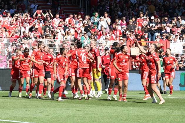 DEU, Region, Frauen, 1.FC Union vs. Henstedt-Ulzburg, 09.06.2024, Stadion Alte Foersterei, Berlin, DEU, Region, Frauen, 1.FC Union vs. Henstedt-Ulzburg, im Bild: Unioner-Spielerkreis, Zuschauer, Besucher, Fans DFL - regulations prohibit any use of Photographs as image sequences and or quasi-video Foto: Juergen Engler nordphoto GmbH