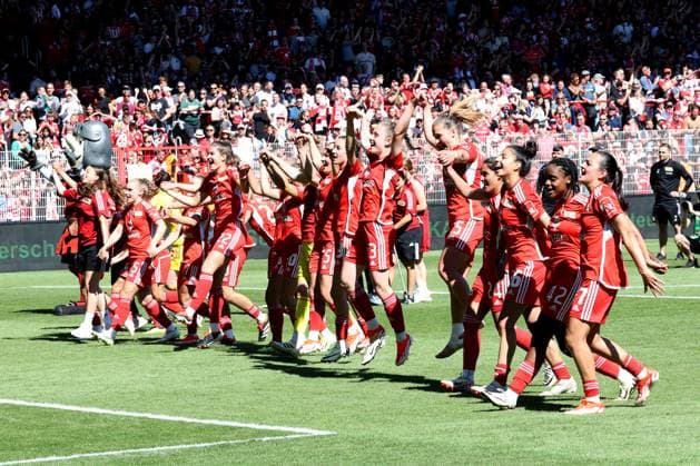 DEU, Region, Frauen, 1.FC Union vs. Henstedt-Ulzburg, 09.06.2024, Stadion Alte Foersterei, Berlin, DEU, Region, Frauen, 1.FC Union vs. Henstedt-Ulzburg, im Bild: Unioner-Spielerkreis, Zuschauer, Besucher, Fans DFL - regulations prohibit any use of Photographs as image sequences and or quasi-video Foto: Juergen Engler nordphoto GmbH