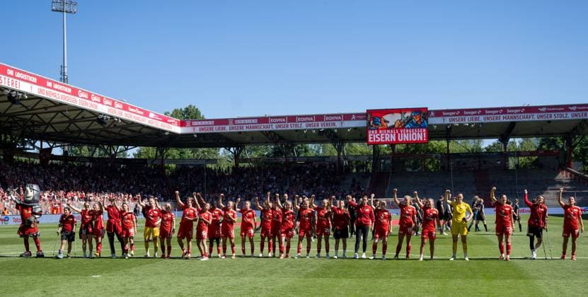 Fussball, Frauen, Saison 2023 2024, Aufstiegsspiel zur 2. Bundesliga (Hinspiel), 1. FC Union Berlin - SV Henstedt-Ulzburg, Union-Jubel nach dem Abpfiff, 09.06. 2024,