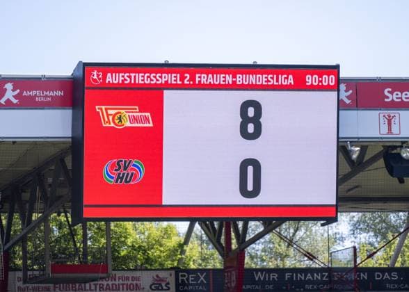 Fussball, Frauen, Saison 2023 2024, Aufstiegsspiel zur 2. Bundesliga (Hinspiel), 1. FC Union Berlin - SV Henstedt-Ulzburg, Anzeigetafel mit 8:0-Endstand, 09.06. 2024,