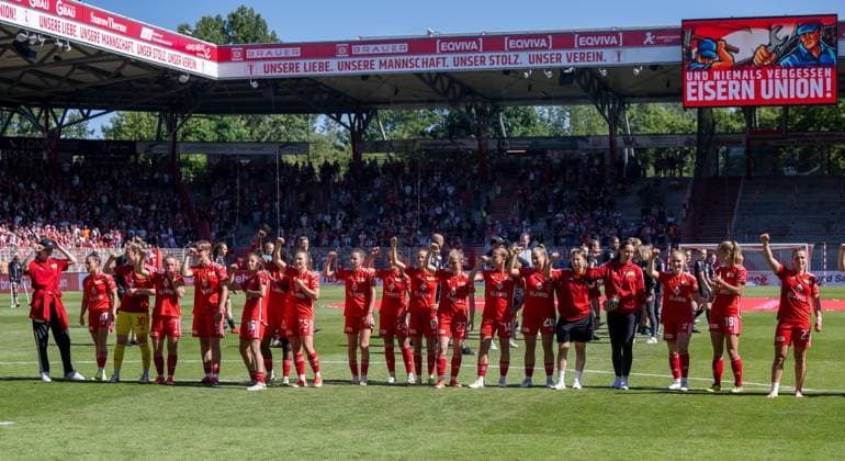 Fussball, Frauen, Saison 2023 2024, Aufstiegsspiel zur 2. Bundesliga (Hinspiel), 1. FC Union Berlin - SV Henstedt-Ulzburg, Union-Jubel nach dem Abpfiff, 09.06. 2024,