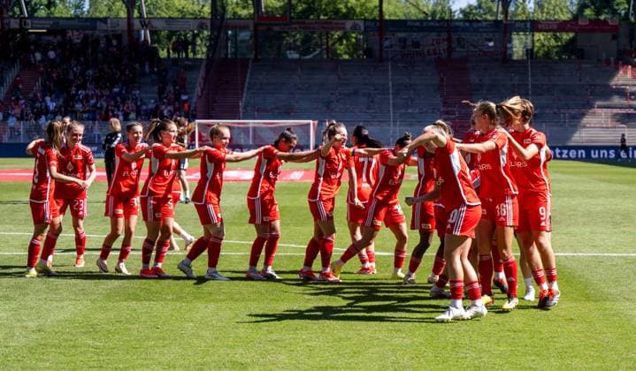Fussball, Frauen, Saison 2023 2024, Aufstiegsspiel zur 2. Bundesliga (Hinspiel), 1. FC Union Berlin - SV Henstedt-Ulzburg, Union-Jubel nach dem Abpfiff, 09.06. 2024,