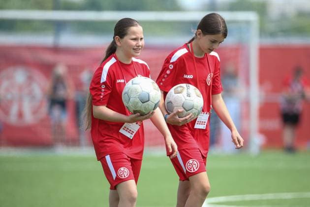 09.06.2024, xusrbx, Fussball 2.Bundesliga Relegation, FSV Mainz 05 Damen - VfL Bochum Damen emspor, v.l.: die Ballmardchen vom FSV Mainz 05, (DFL DFB REGULATIONS PROHIBIT ANY USE OF PHOTOGRAPHS as IMAGE SEQUENCES and or QUASI-VIDEO) Mainz