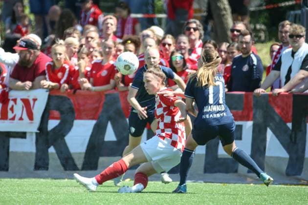 09.06.2024, xusrbx, Fussball 2.Bundesliga Relegation, FSV Mainz 05 Damen - VfL Bochum Damen emspor, v.l.: Nadine Anstatt (1.FSV Mainz, 27), Anna Maiwald (VfL Bochum, 11), (DFL DFB REGULATIONS PROHIBIT ANY USE OF PHOTOGRAPHS as IMAGE SEQUENCES and or QUASI-VIDEO) Mainz