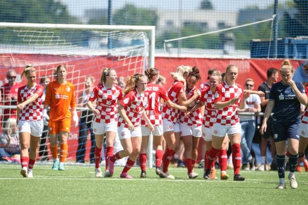 09.06.2024, xusrbx, Fussball 2.Bundesliga Relegation, FSV Mainz 05 Damen - VfL Bochum Damen emspor, v.l.: die Spieler von FSV Mainz 05, Torjubel, in der 7. Spielminute, Torschuetze zum 1:0, Jana Meierfrankenfeld (1.FSV Mainz, 18), (DFL DFB REGULATIONS PROHIBIT ANY USE OF PHOTOGRAPHS as IMAGE SEQUENCES and or QUASI-VIDEO) Mainz