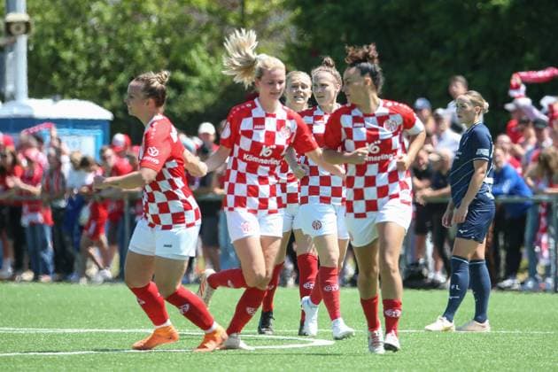 09.06.2024, xusrbx, Fussball 2.Bundesliga Relegation, FSV Mainz 05 Damen - VfL Bochum Damen emspor, v.l.: die Spieler von FSV Mainz 05, Torjubel, in der 7. Spielminute, Torschuetze zum 1:0, Jana Meierfrankenfeld (1.FSV Mainz, 18), (DFL DFB REGULATIONS PROHIBIT ANY USE OF PHOTOGRAPHS as IMAGE SEQUENCES and or QUASI-VIDEO) Mainz