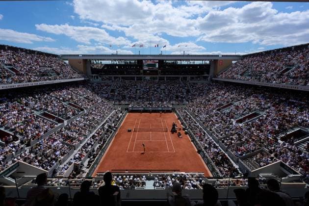 Sport Themen der Woche KW23 Sport Bilder des Tages (240609) -- PARIS, June 9, 2024 -- Carlos Alcaraz (front) serves the ball during the men s singles final between Carlos Alcaraz of Spain and Alexander Zverev of Germany at the French tennis tournament in Paris, France, June 9, 2024. ) (SP)FRANCE-PARIS-TENNIS-FRENCH OPEN-MEN S SINGLES FINAL MengxDingbo 