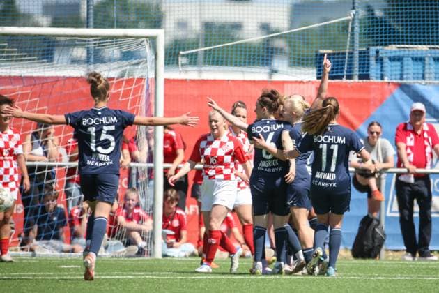 09.06.2024, xusrbx, Fussball 2.Bundesliga Relegation, FSV Mainz 05 Damen - VfL Bochum Damen emspor, v.l.: die Spieler von VfL Bochum, Torjubel, zum 1:2, Torschuetze Nina Lange (VfL Bochum, 23), (DFL DFB REGULATIONS PROHIBIT ANY USE OF PHOTOGRAPHS as IMAGE SEQUENCES and or QUASI-VIDEO) Mainz